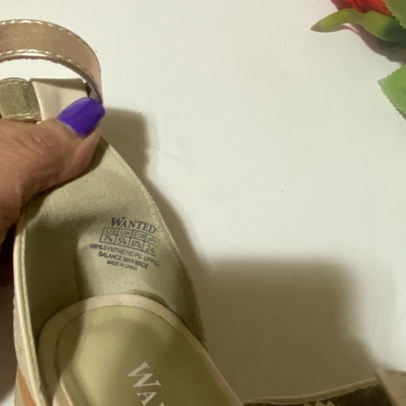 WANTED (feminine)
 SIze 7 M Beige and gold color - Picture 3 of 9